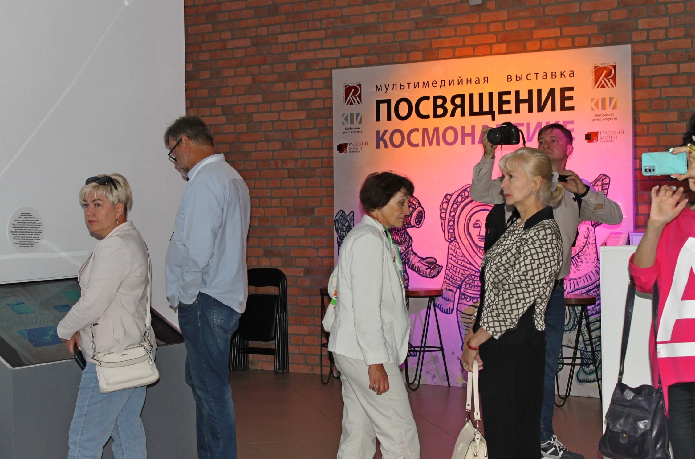 Начальник службы «Виртуальный Русский музей» Мария Гладких провела экскурсию по выставке «Посвящение космонавтике» для участников проекта «Музейные маршруты России»