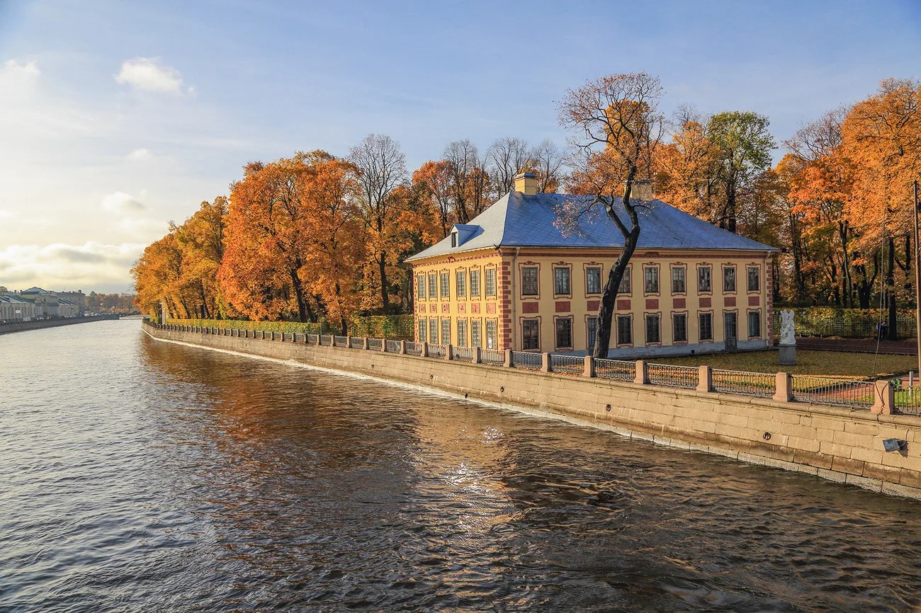 Сад петра. Летний дворец Петра 1 в Санкт-Петербурге. Летний дворец Петра 1 в летнем саду. Летний сад и летний дворец Петра 1 в Санкт-Петербурге. Трезини летний дворец Петра 1.